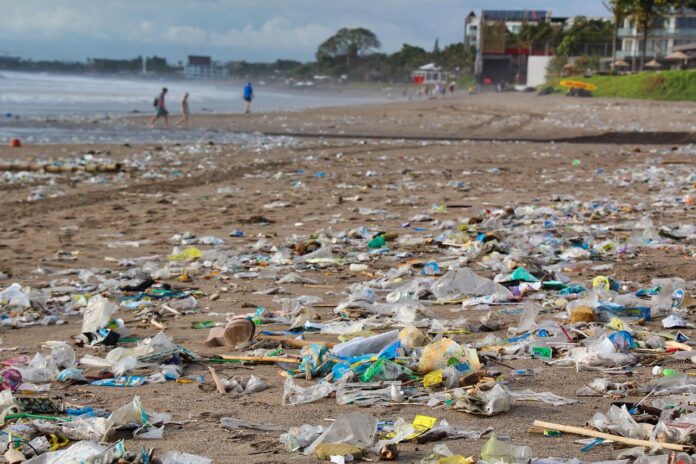 Plastikverschmutzung am Strand