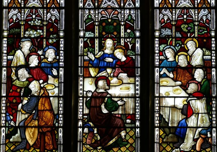 Buntglas einer Kirche zeigt eine Darstellung des letzten Abendmahls