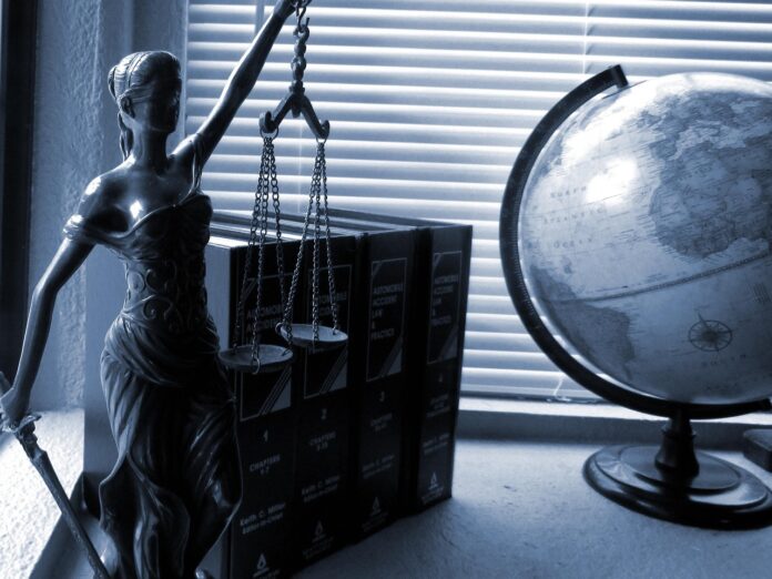 Justitia-Figur und Weltkugel