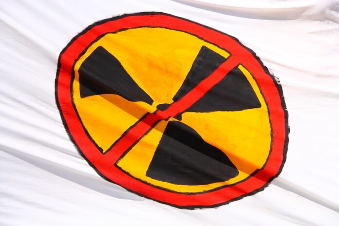 Ein durchgestrichenes Nuklear Symbol als Zeichen gegen das nukleare Wettrüsten