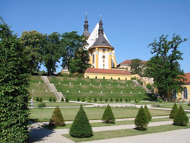 Klosteranlage Neuzelle. Im Vordergrund der Klostergarten und im Hintergrund die Klosterkirche
