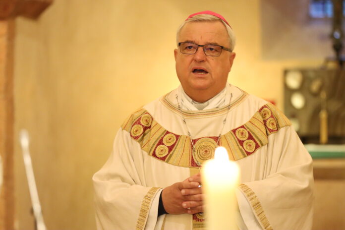 Bischof Wiesemann beim Gedächtnisgottesdienst
