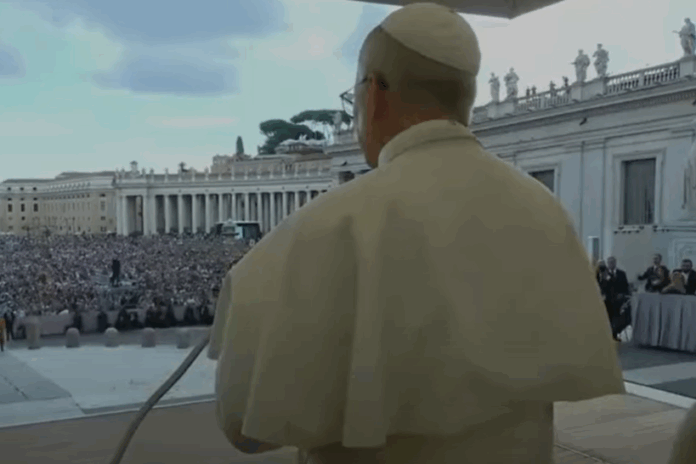 Papst Leo XIV. bei der Katechese auf dem Petersplatz