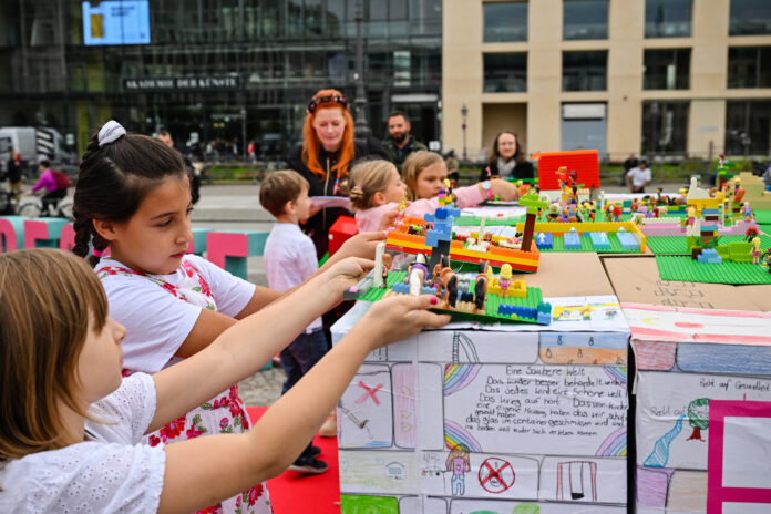 Kinder vor dem Brandenburger Tor. Stellen das 