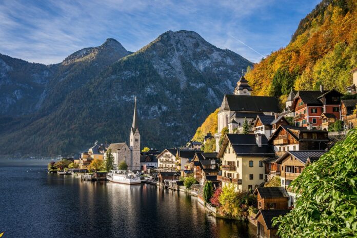 Blick auf das österreichische Dorf Hallstatt und die Kirche am See.