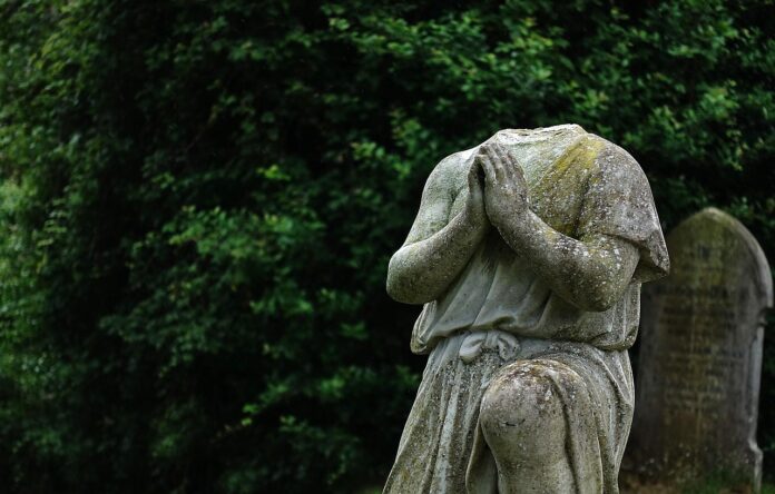 Vandalismus an einer Statue, der der Kopf abgeschlagen wurde