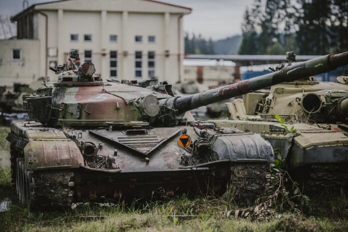 Ein Panzer vor einem Haus