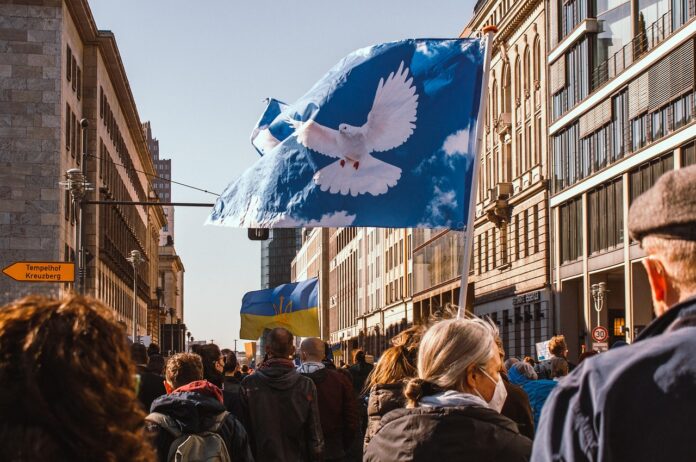 Friedensbewegung in Berlin. Eine blaue Flagge mit einer weißen Taube
