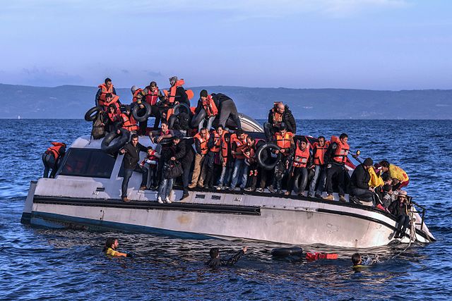 20151030_Syrians_and_Iraq_refugees_arrive_at_Skala_Sykamias_Lesvos_Greece_1 Ein vollbesetztes Flüchtlingsboot aus Syrien sinkt.