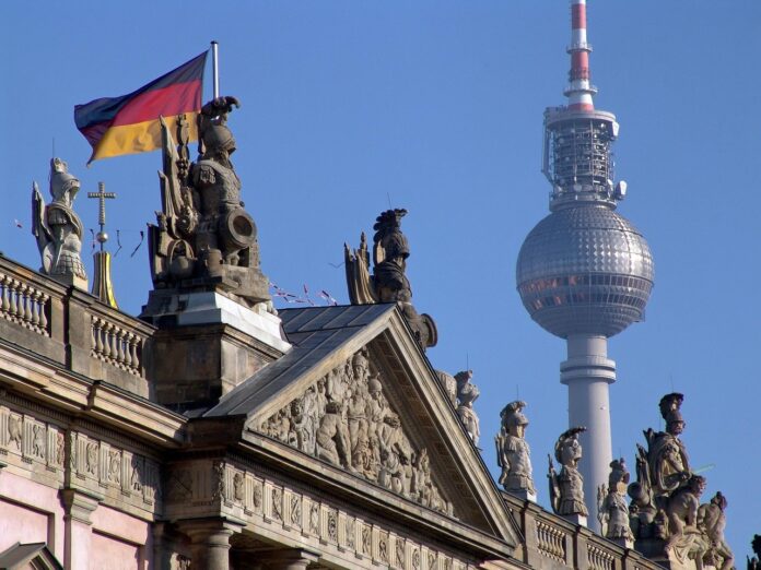 Berliner Fernsehturm im Hintergrund, deutsche Flagge