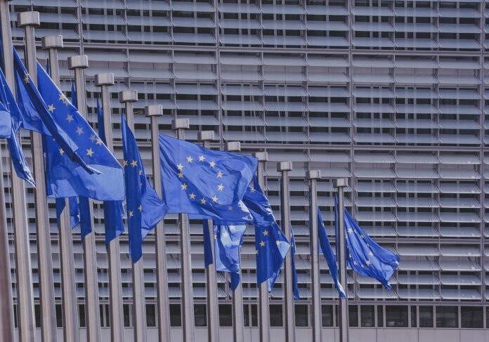 Europäische Flaggen vor dem EU-Parlament in Brüssel