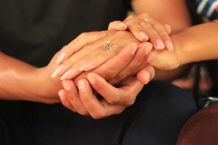 hands-6700891_1280 Hände die sich festhalten