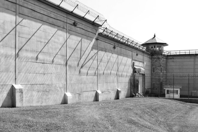 Symbolbild: Gefängnis-Mauer