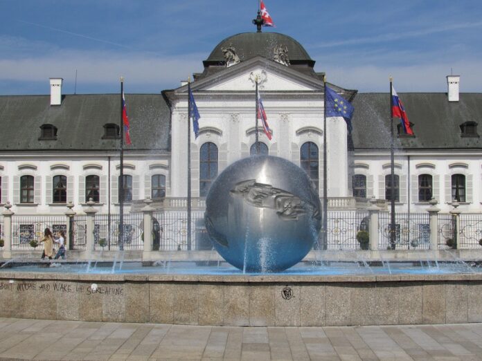 Parlamentsgebäude der Slowakei. Im Vordergrund ein Brunnen.