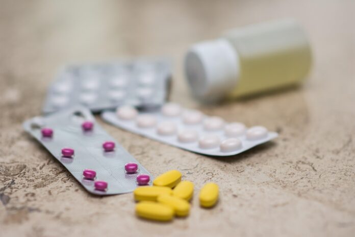 Verschiedene Tabletten liegen auf dem Tisch