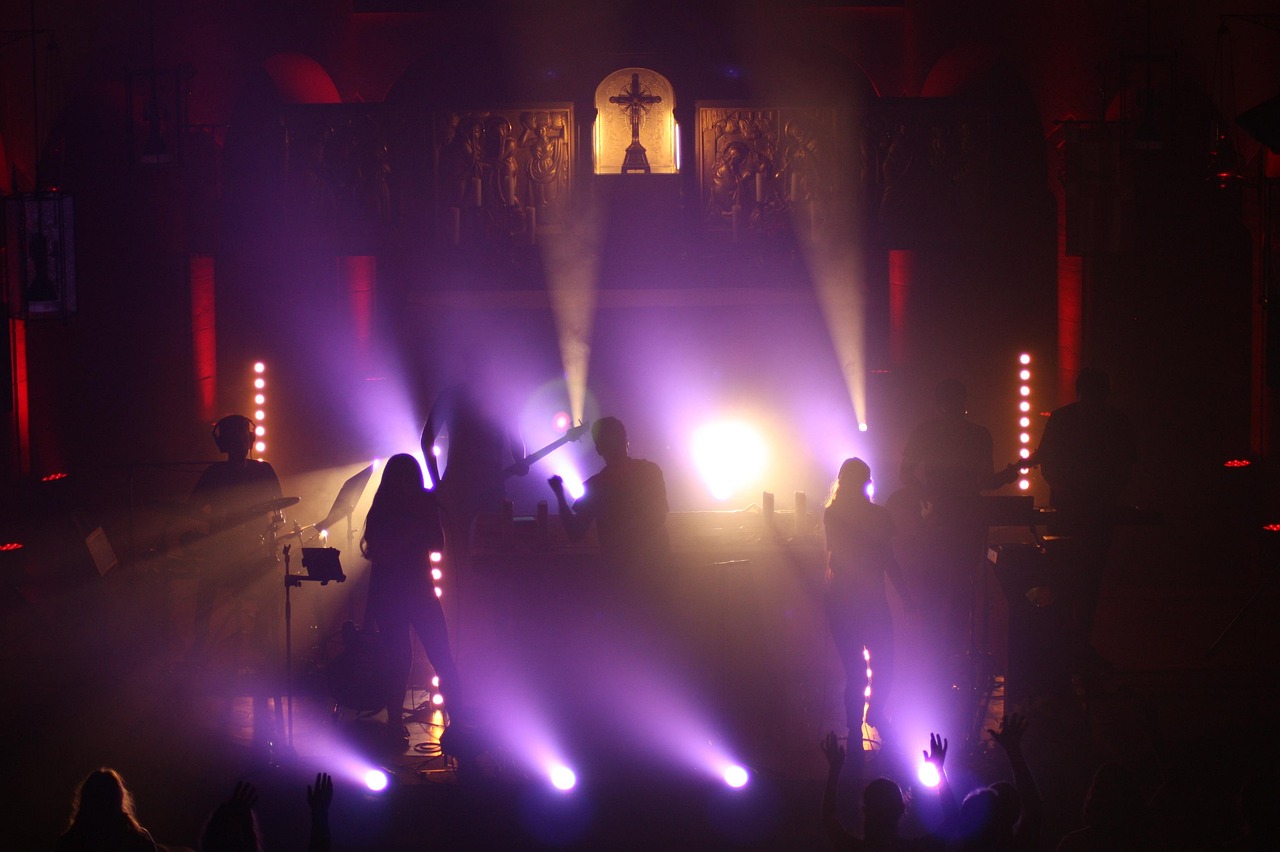 praise-3434751_1280 Lobpreis Musik - Bühne mit Musikern und Lichtstrahlen