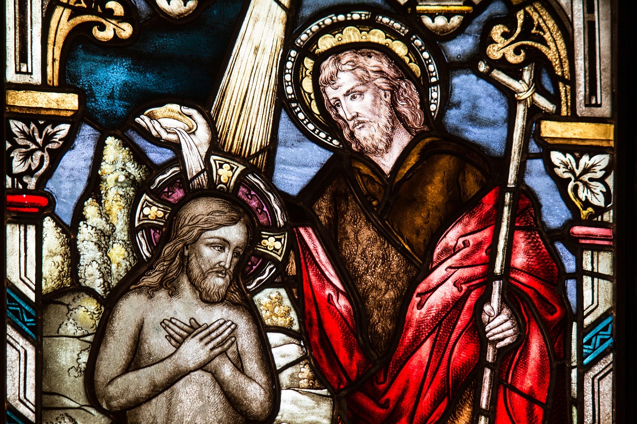 Kirchenglasfenster: Johannes der Täufer tauft Jesus.