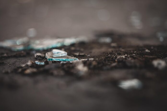 Zerbrochenes Glas als Symbol für antichristliche Gewalt