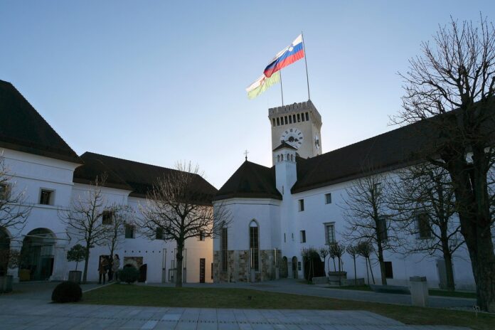 Schloss in Ljubljana mit slowenischer Flagge