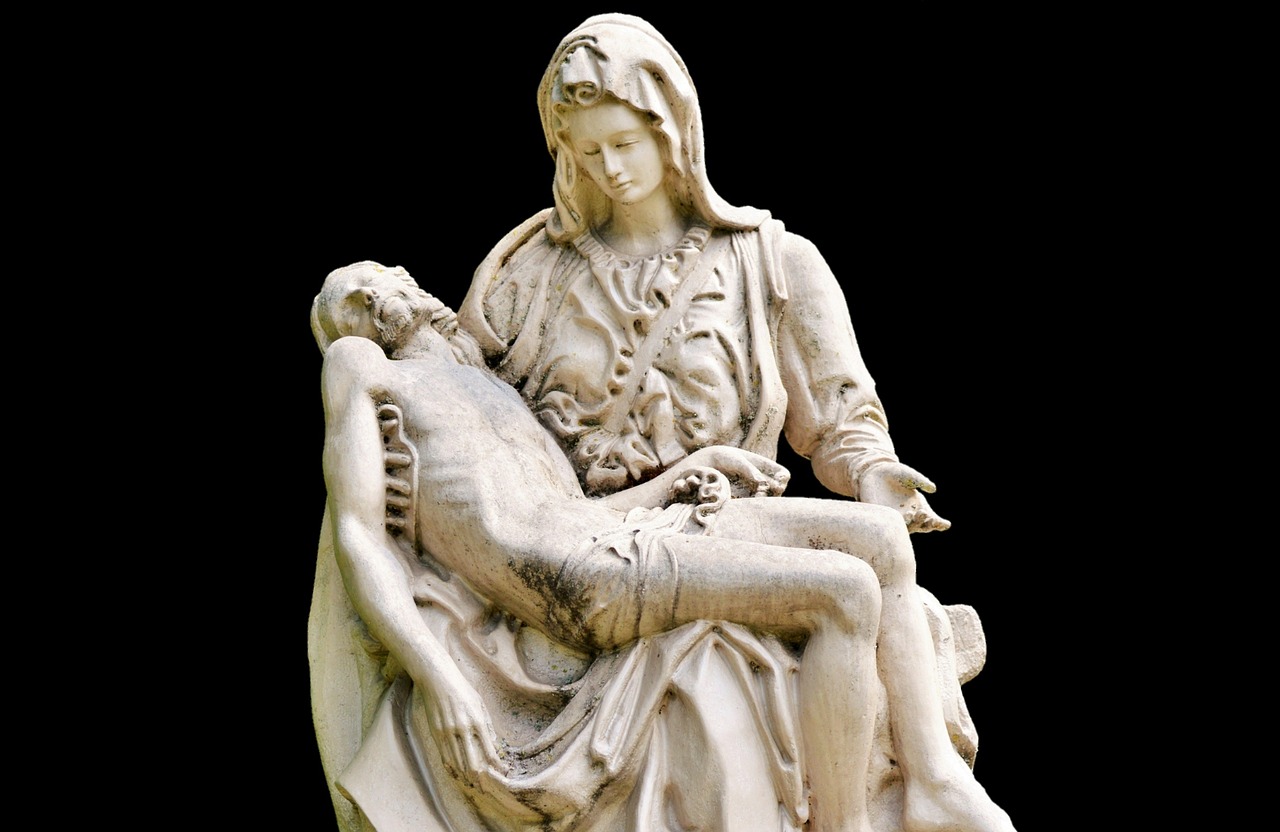 Eine Skulptur von Jesus, der vom Kreuz abgenommen wurde.