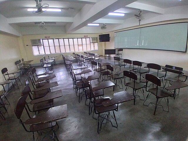 Klassenraum mit Kreuz der De La Salle University