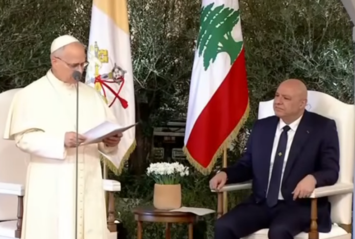 Papst Leo bei der Abschiedszeremonie aus dem Libanon