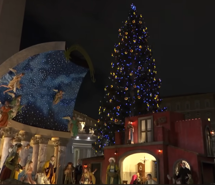 Krippe und Weihnachtsbaum auf dem Petersplatz