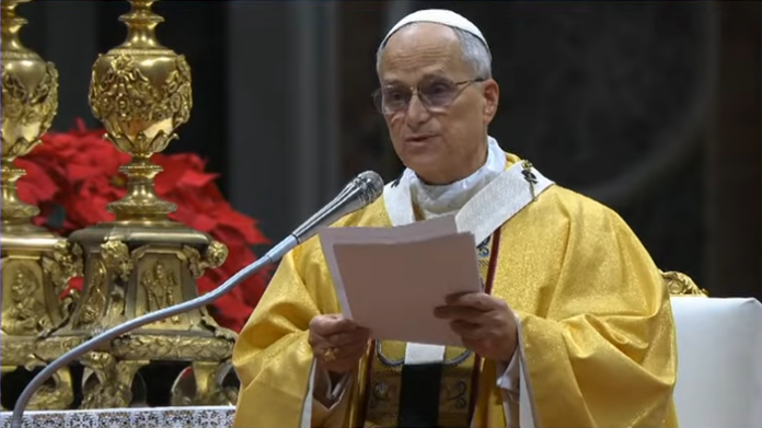 Papst Leo betont in der Predigt der Christmette, dass Gott den Menschen in Verletzlichkeit des Kindes begegnet