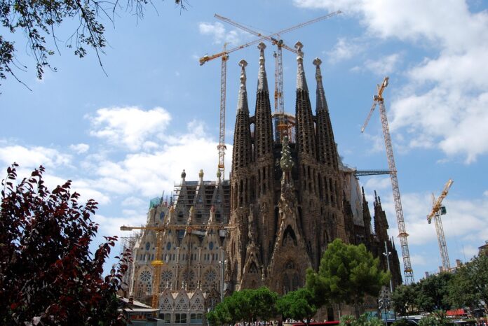 Sagrada Familia mit Baukränen
