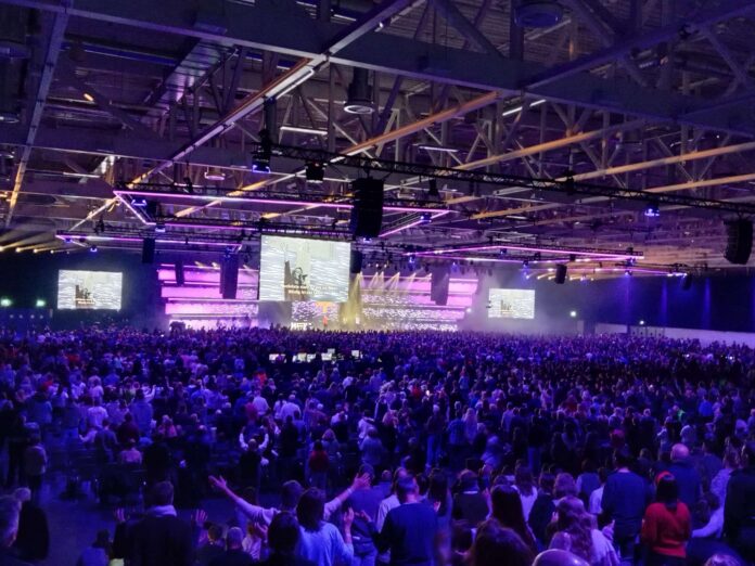 Lobpreis auf der MEHR-Konferenz