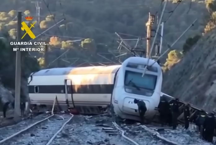 Der entgleiste Zug mit Rettungskräften in Spanien.