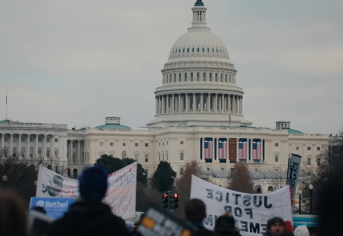 Das Kapitol in Washington im Hintergrund. Teilnehmer des Marschs für das Leben im Vordergrund