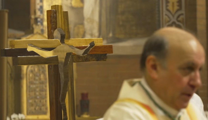 Das Sportlerkreuz ist während der Olympischen Spiele in der Basilika San Babila in Mailand