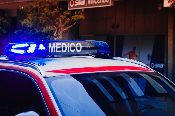 Rettungswagen mit blinkendem Blaulicht