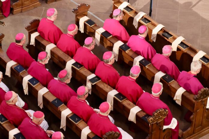 Die Bischöfe beim Eröffnungsgottesdienst zur Herbstvollversammlung in Fulda