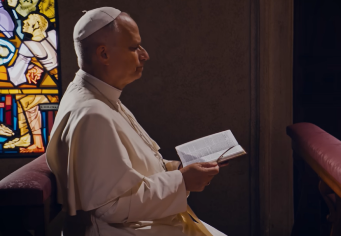 Papst Leo XIV beim Gebet