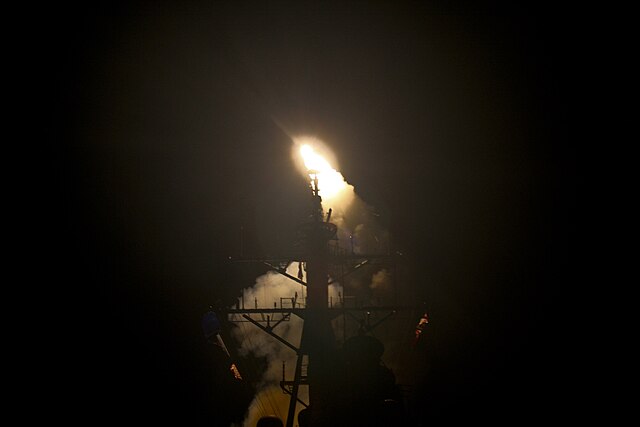 Eine Rakete wird von einem Kriegsschiff abgefeuert