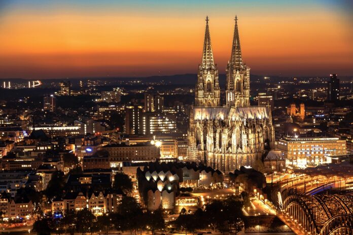 Der Kölner Dom in der Abenddämmerung