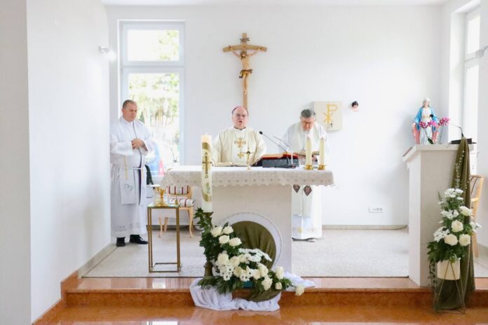 Bischof Meier bei einer Messe beim Sarajevo-Besuch