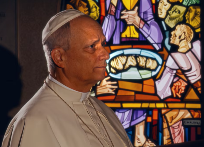 Papst Leo beim Gebet zum Gebetsanliegen im April