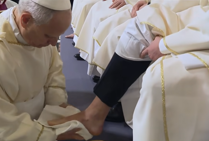 Papst Leo XIV. bei der Fußwaschung