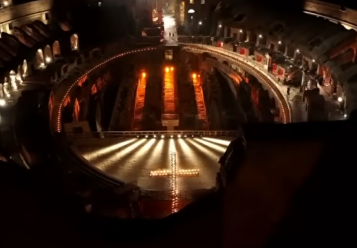 Blick auf den Kreuzweg im Kolosseum in Rom