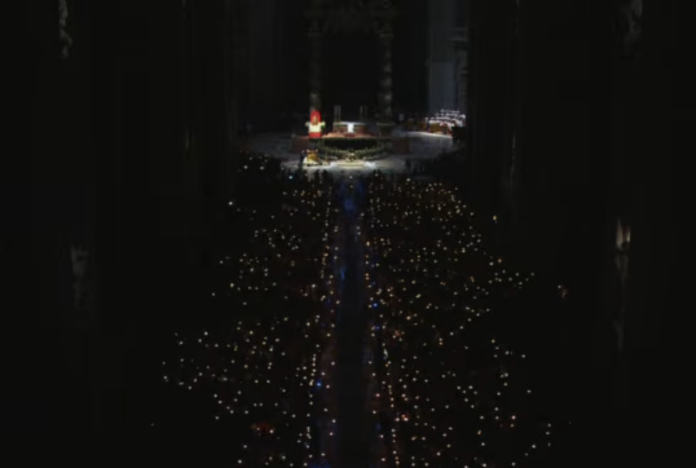 Lichtermeer im Petersdom in der Osternacht