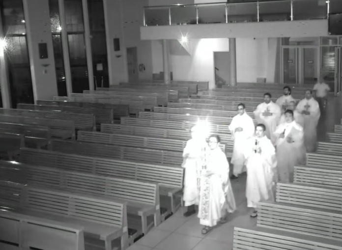 Leere Kirchenbänke beim Einzug zur Osternacht in der St. Marienkirche in Dubai