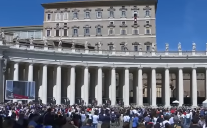 Tausende Menschen versammeln sich zum Mittagsgebet auf dem Petersplatz. Das Thema: Auferstehung als Quelle der Hoffnung.