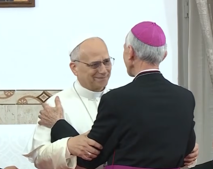 Papst Leo XIV. beim Besuch im Altenheim in Annaba
