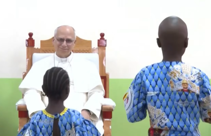 Papst Leo XIV. im Waisenhaus 