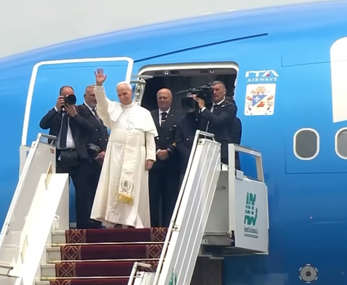 Papst Leo XIV. steigt ins Flugzeug und macht sich auf den Weg nach Angola