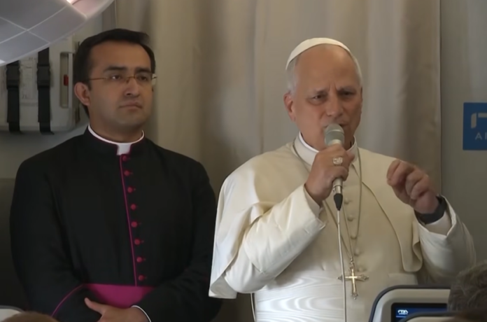 Papst Leo XIV. beendet seine Afrika-Reise und hält im Flugzeug eine Pressekonferenz