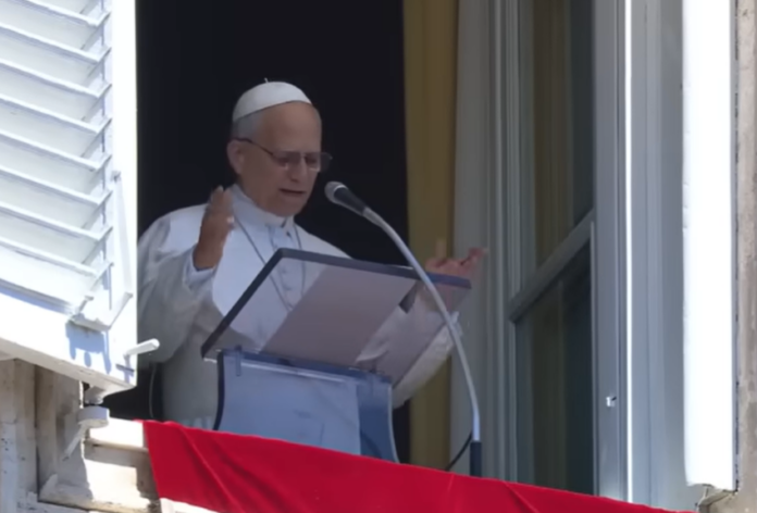 Papst Leo XIV beim österlichen Mittagsgebet